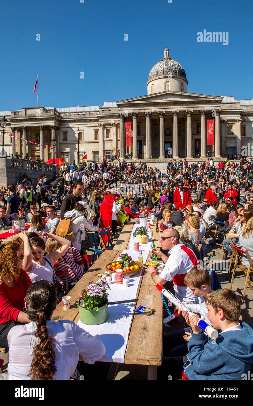 Las celebraciones del día de St Georges Trafalgar Square, Londres. Inglaterra. Foto de stock