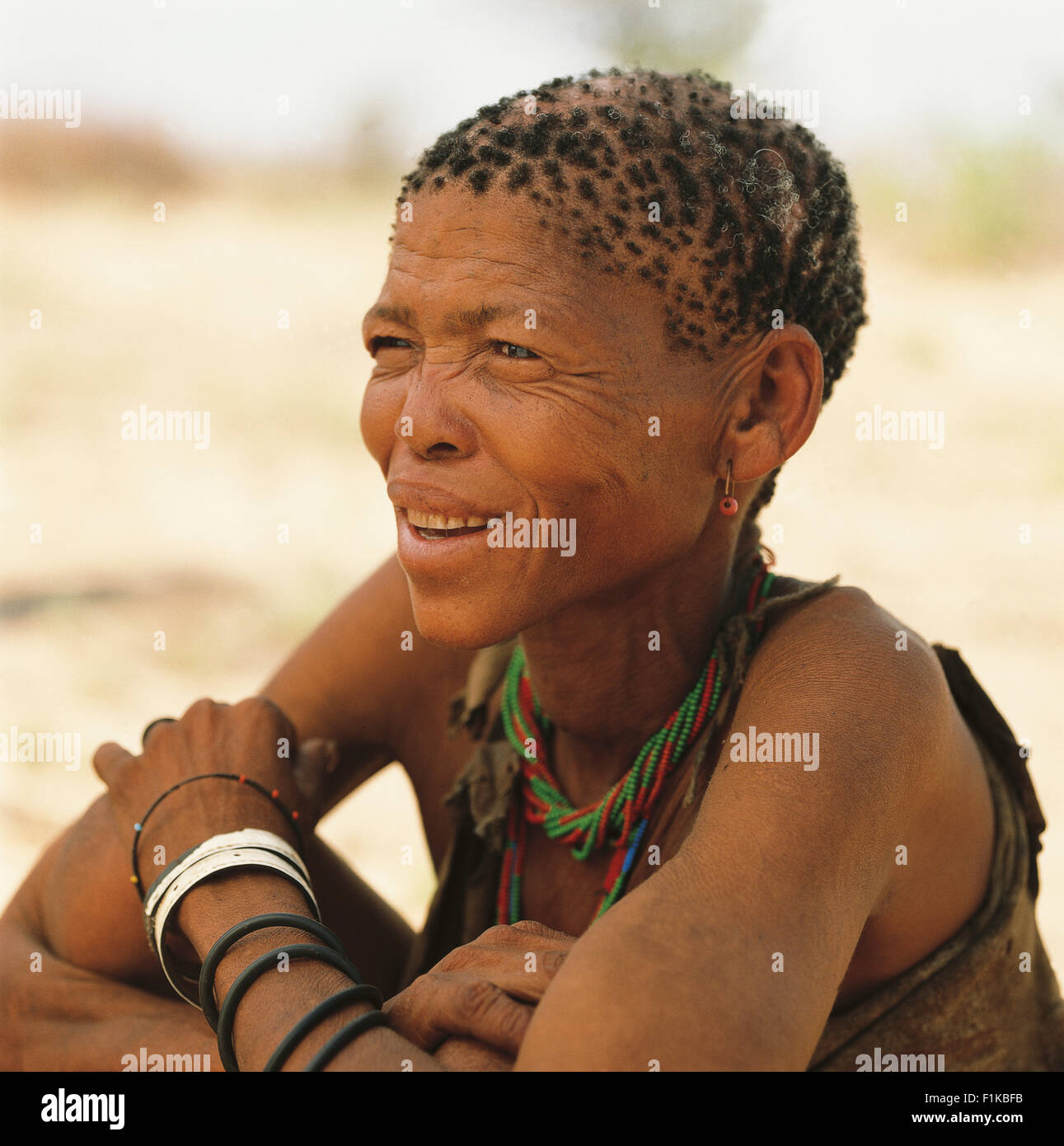 Bushman retrato de mujer con la vestimenta tradicional. Botswana, África Foto de stock