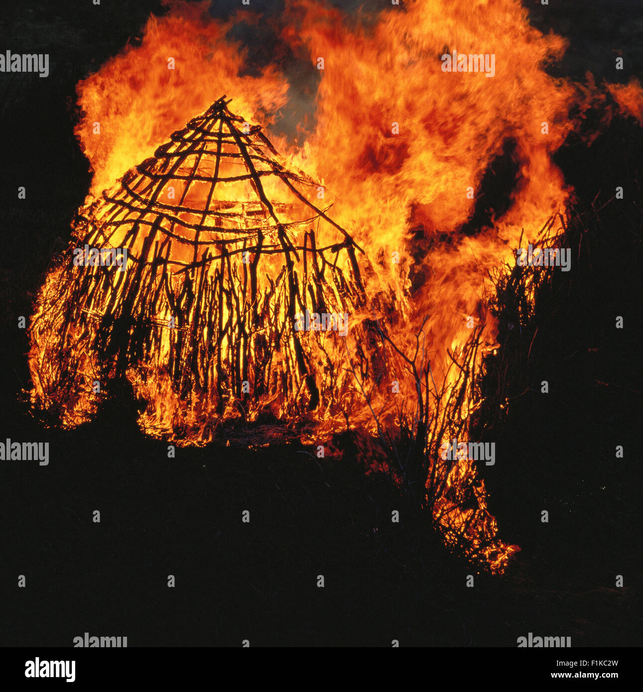 Bushman Hut en fuego Foto de stock