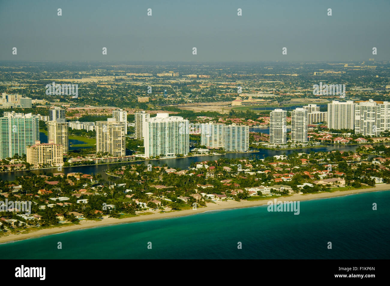 Vista aérea de una ciudad en la costa, de Miami, el condado de Miami-Dade,  Florida, EE.UU Fotografía de stock - Alamy