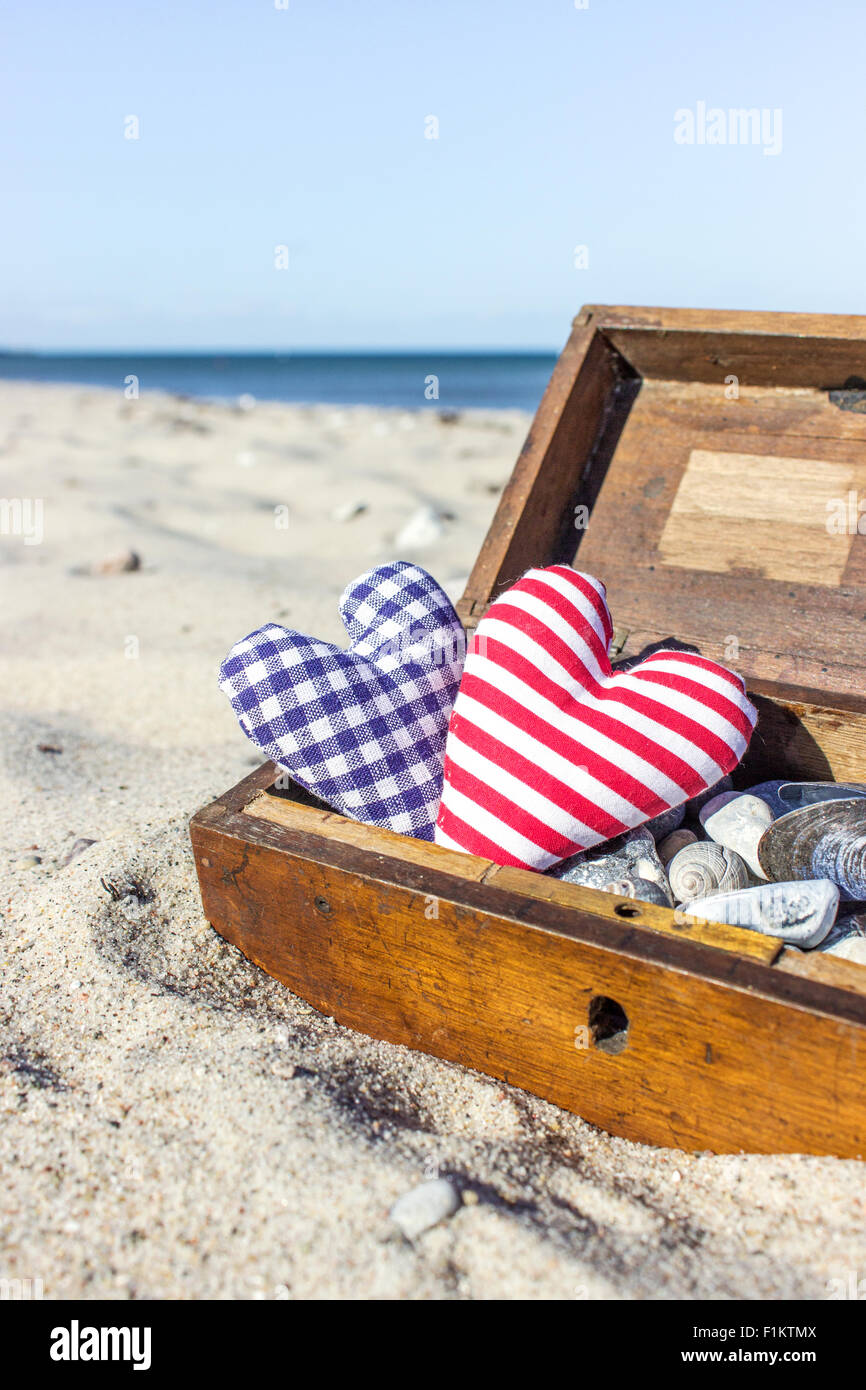 Caja de madera con dos corazones en la playa Fotografía de stock - Alamy