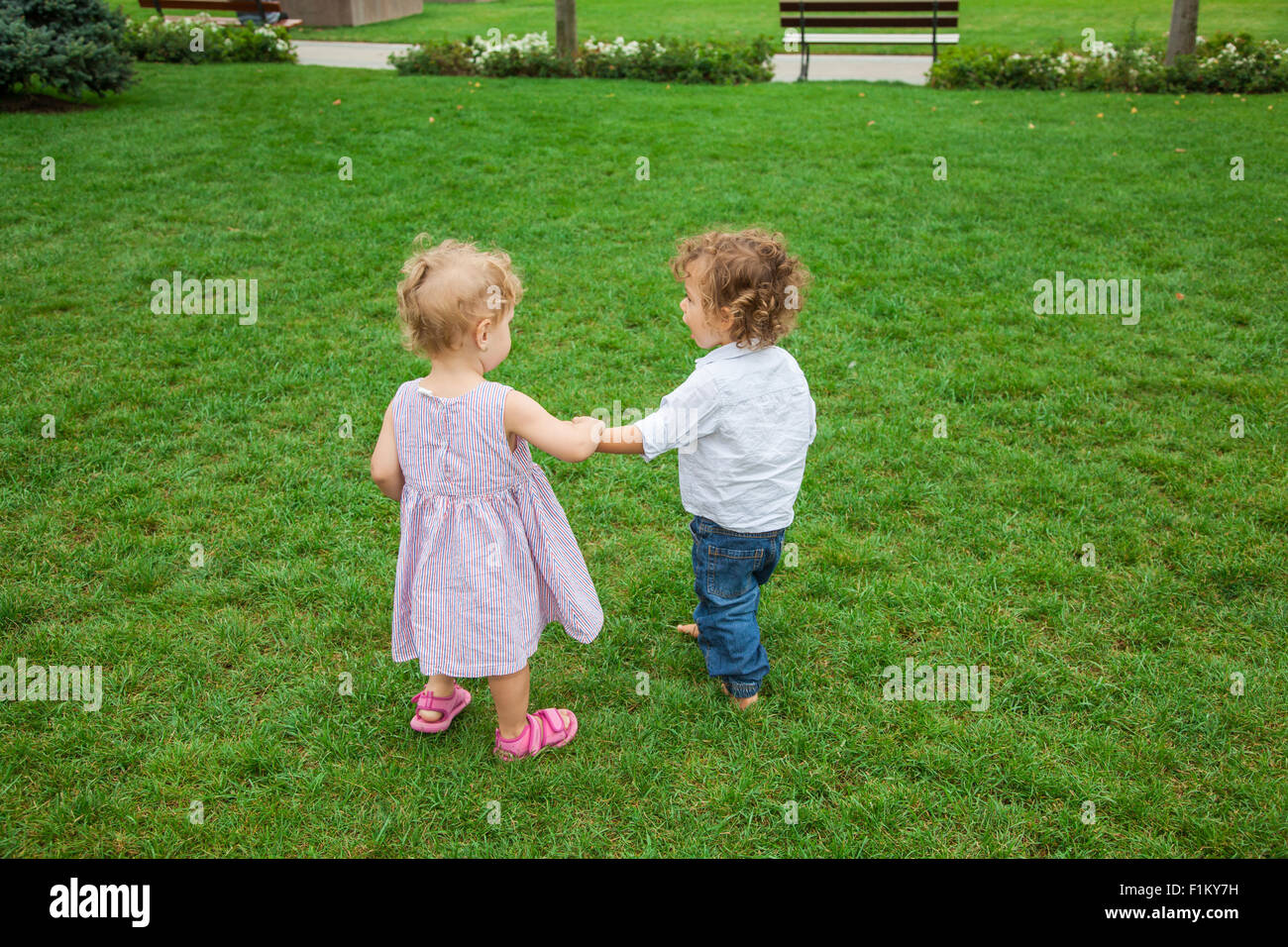Retrato De 1 Ano De Edad Bebe Nino Y Nina En Medio De Un Prado Al Aire Libre Fotografia De Stock Alamy