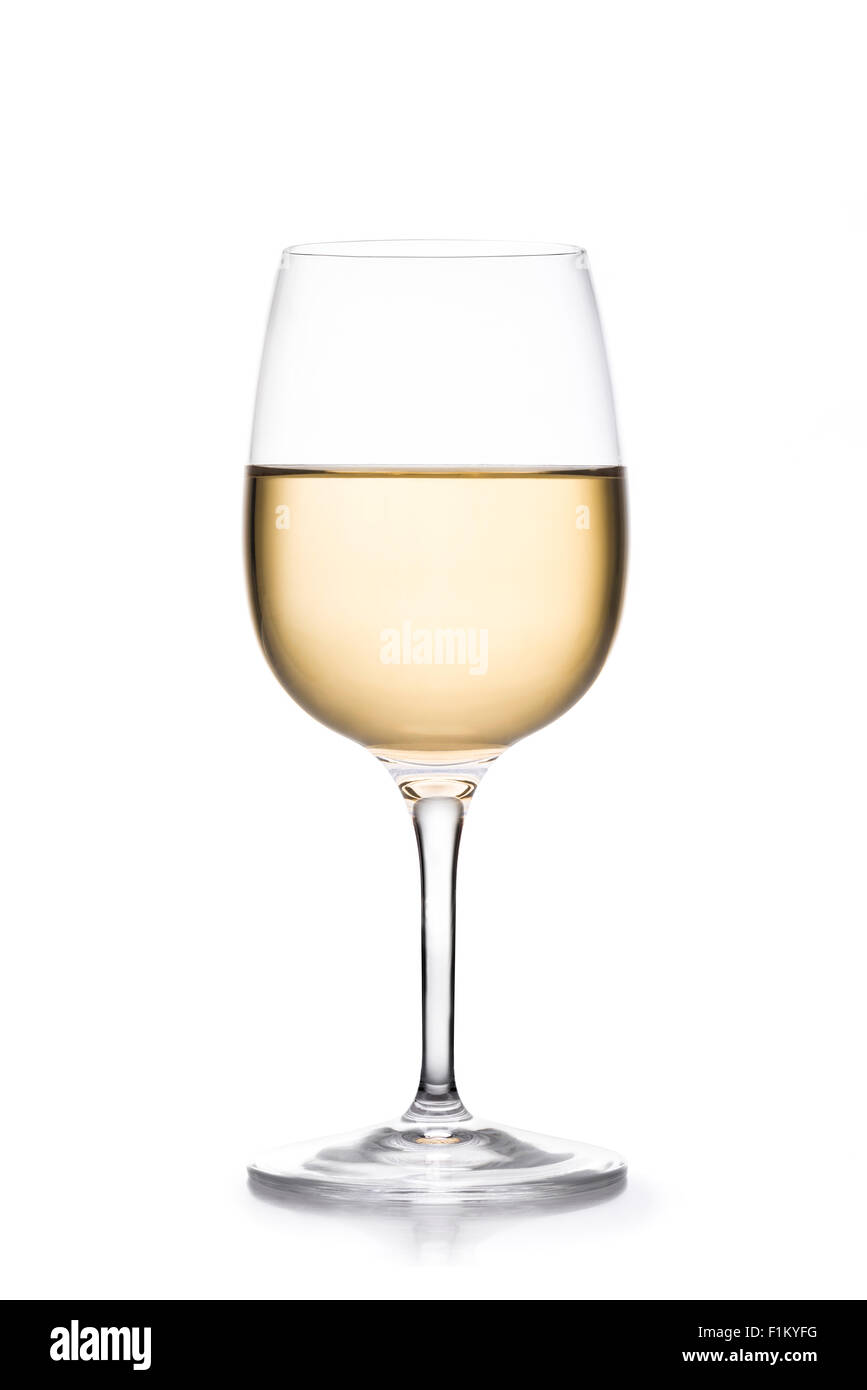 Copa de vino blanco sobre fondo blanco. Foto de stock