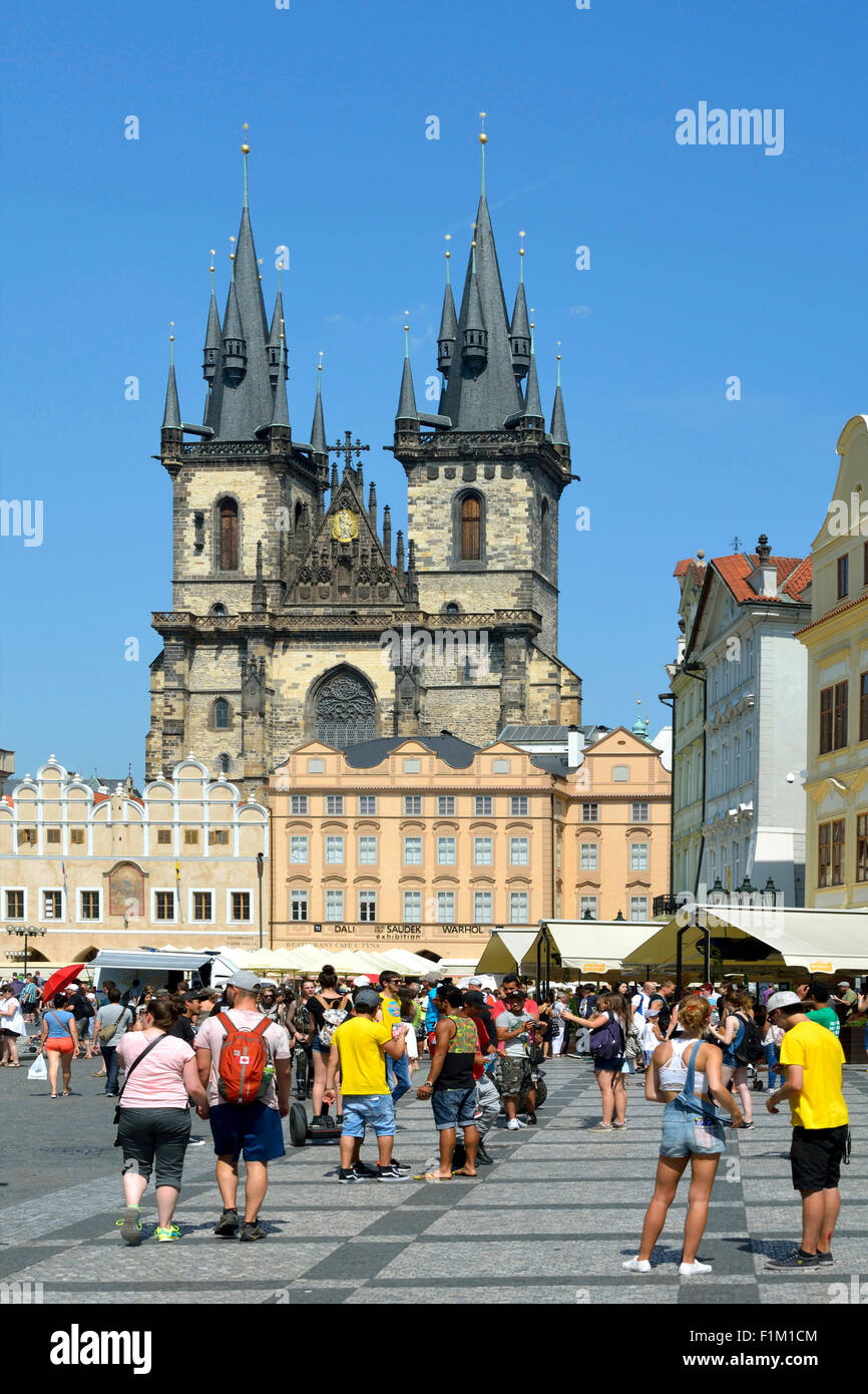 Iglesia de Nuestra Señora antes de Tyn, en la Plaza de la Ciudad Vieja de Praga en la República Checa. Foto de stock