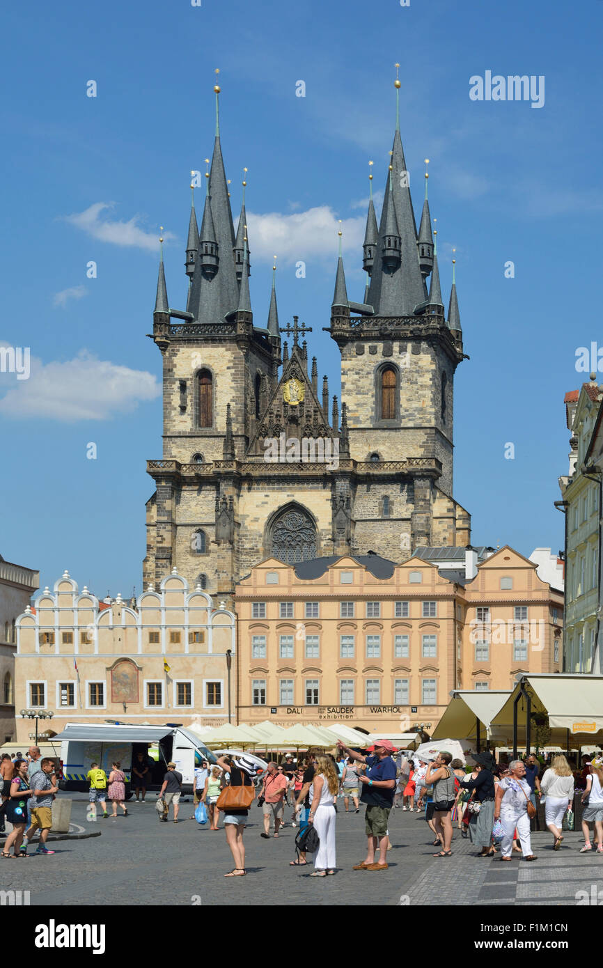 Iglesia de Nuestra Señora antes de Tyn, en la Plaza de la Ciudad Vieja de Praga en la República Checa. Foto de stock