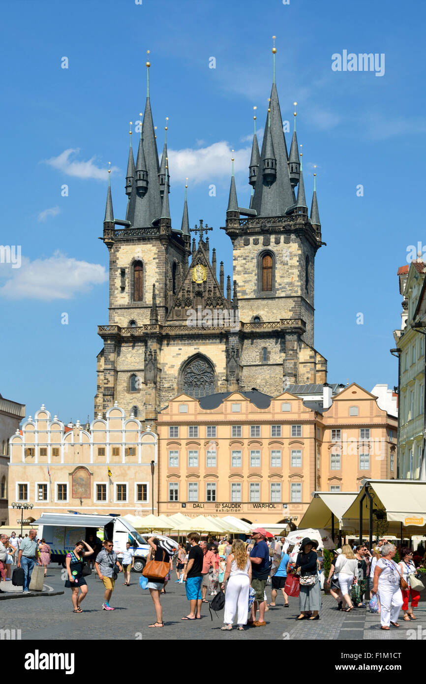 Iglesia de Nuestra Señora antes de Tyn, en la Plaza de la Ciudad Vieja de Praga en la República Checa. Foto de stock