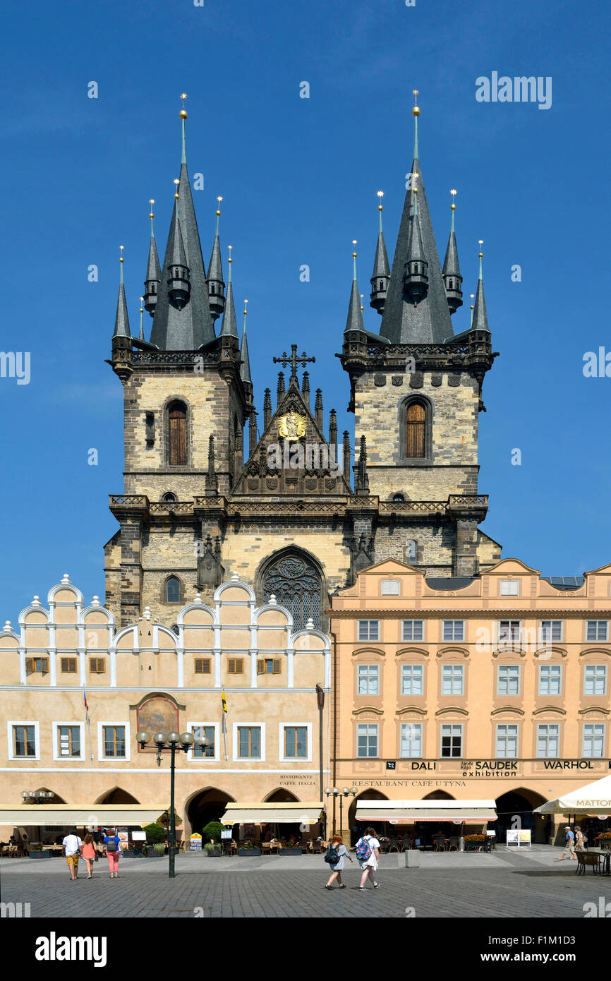 Iglesia de Nuestra Señora antes de Tyn, en la Plaza de la Ciudad Vieja de Praga en la República Checa. Foto de stock
