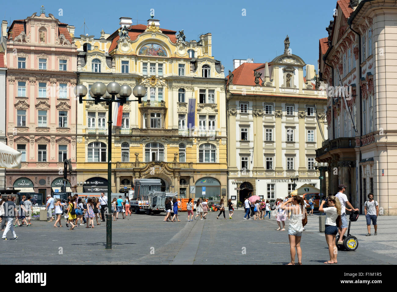 Los turistas en la Plaza de la Ciudad Vieja de Praga en la República Checa. Foto de stock