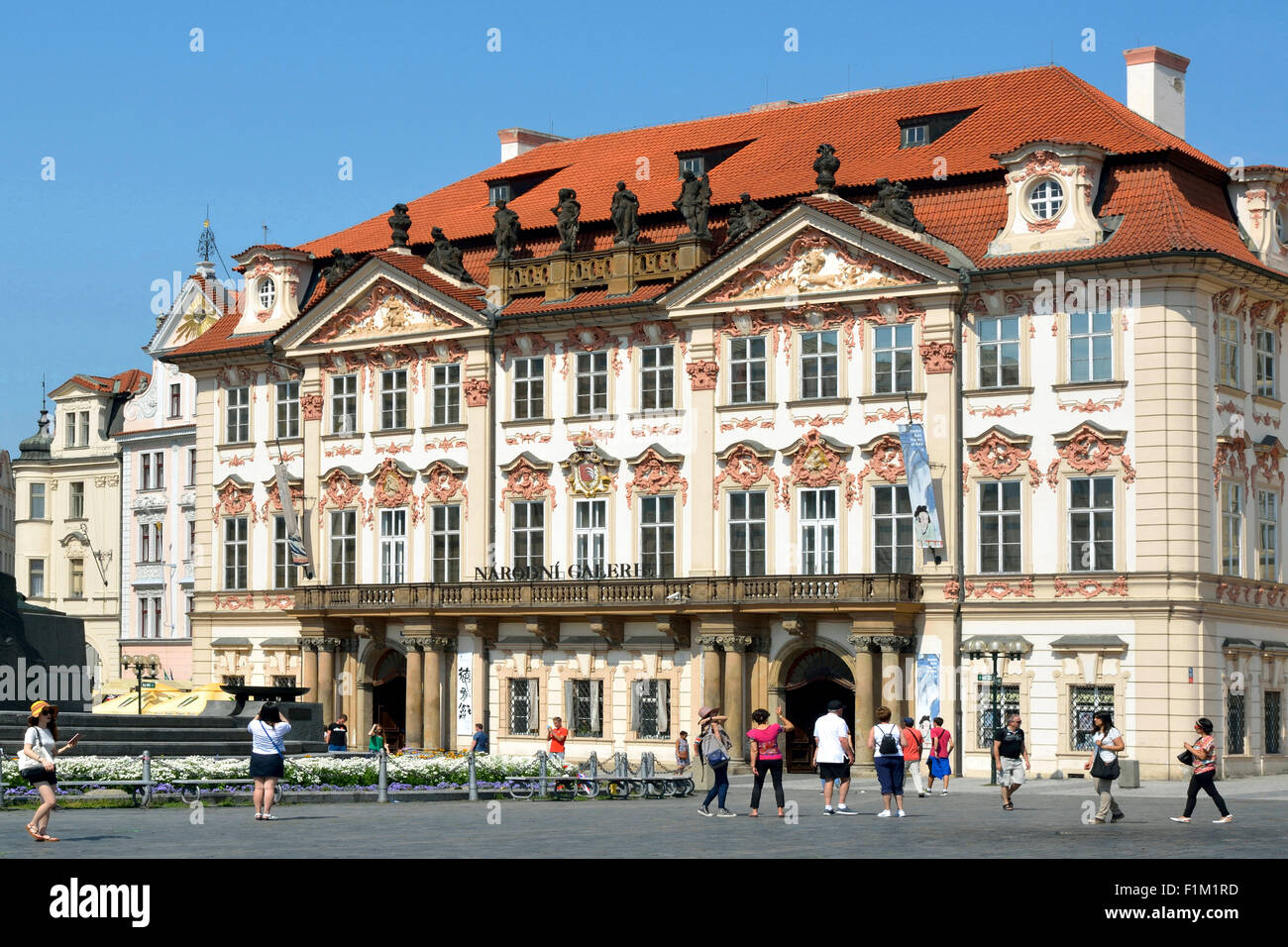 Palacio Goltz-Kinsky en la Plaza de la Ciudad Vieja de Praga. Foto de stock