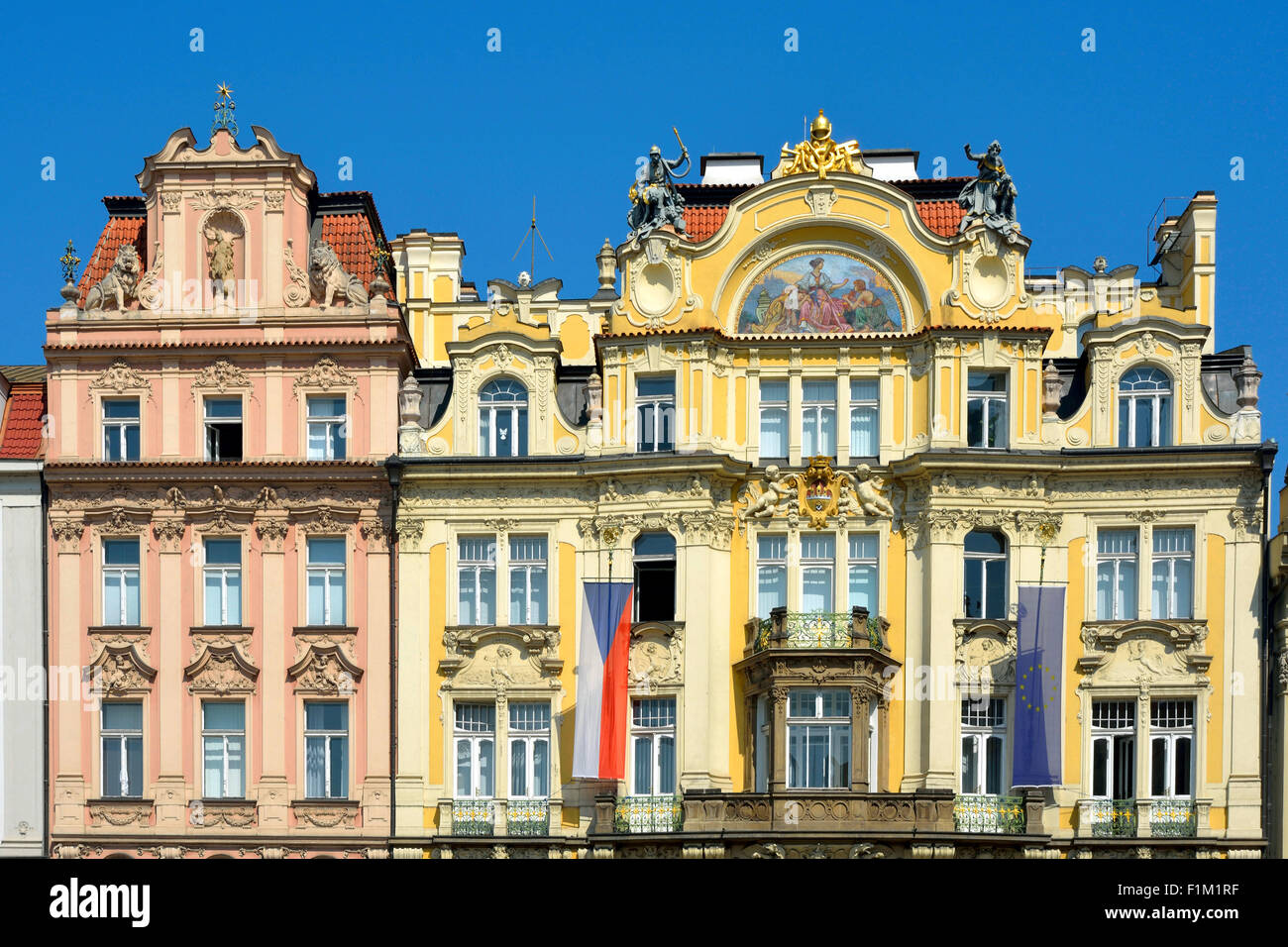 Edificio modernista de la plaza de la Ciudad Vieja de Praga. Foto de stock