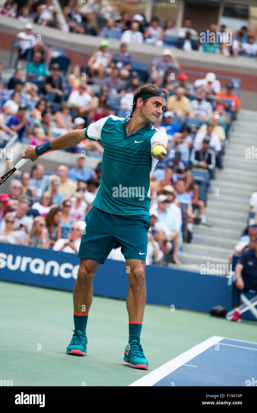 Roger Federer (SUI) compitiendo en el US Open de Tenis 2015 Foto de stock