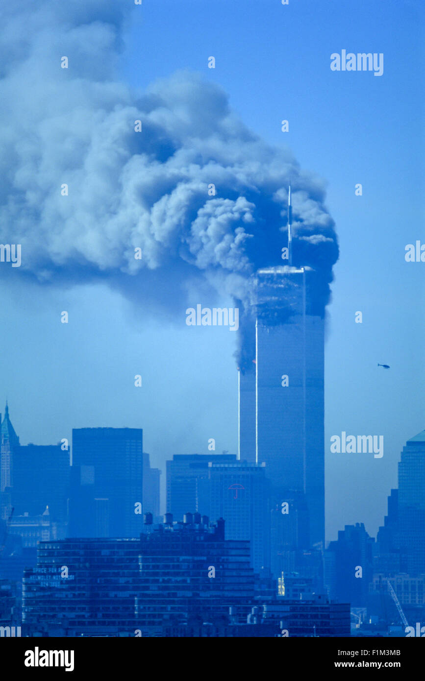 Histórico El 11 de septiembre de 2001 ATAQUE AL WORLD TRADE CENTER DE NUEVA YORK, ESTADOS UNIDOS 9.15 AM ambas torres de pie en el fuego Foto de stock