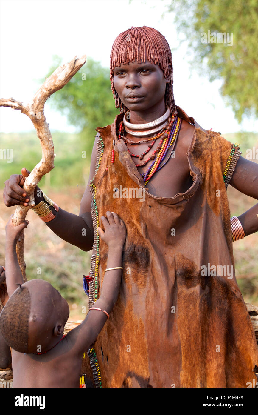 Las tribus del valle de Omo en el sur de Etiopía es uno de los últimos  pueblos de la tierra con tanta fuerza intacta la cultura tribal Fotografía  de stock - Alamy