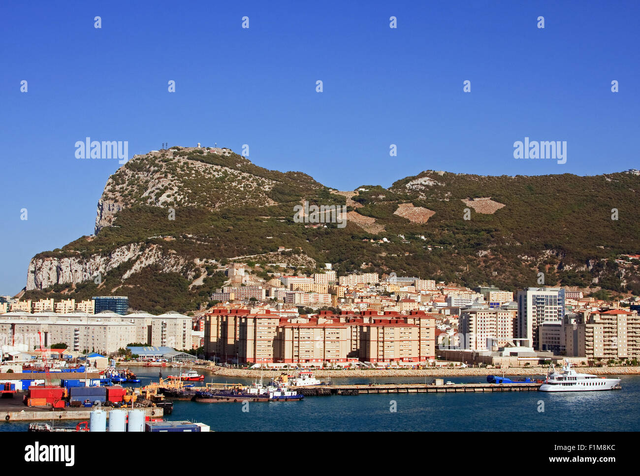 Gibraltar es un territorio británico situado al sur de la península ibérica en la entrada del Mar Mediterráneo. Foto de stock