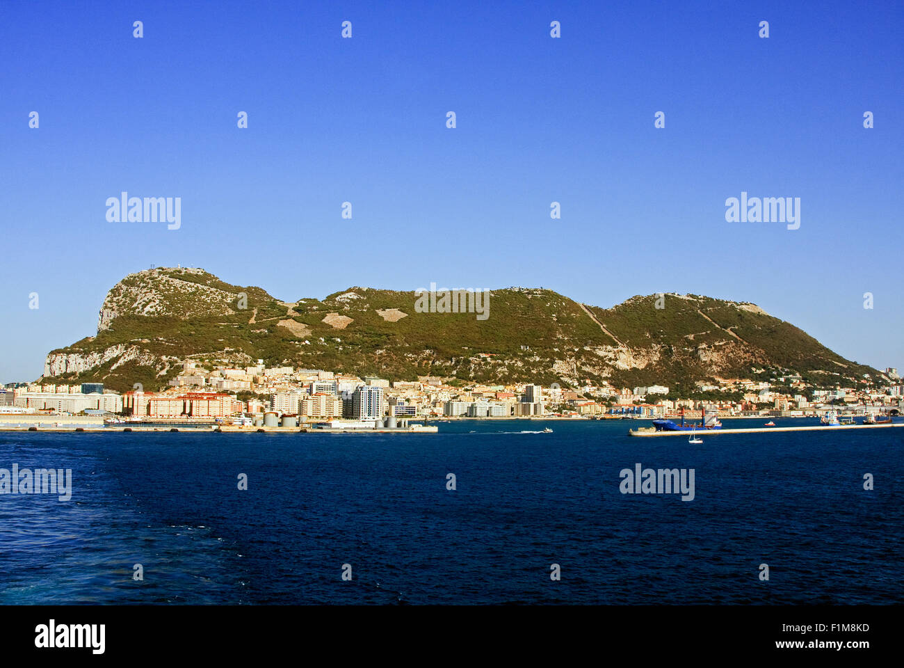 Gibraltar es un territorio británico situado al sur de la Península Ibérica en la entrada del Mar Mediterráneo. Foto de stock