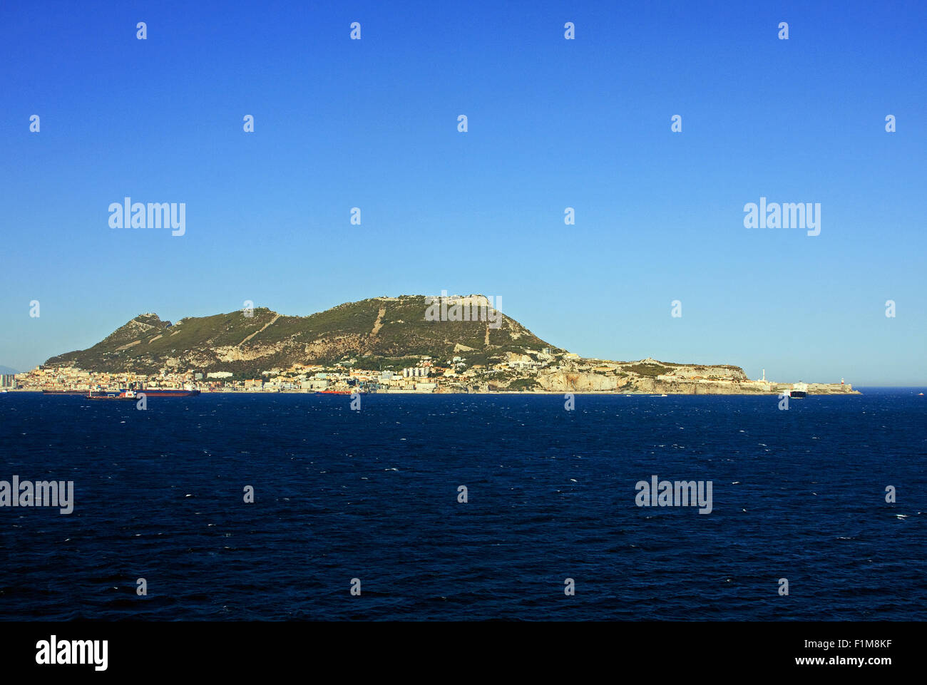 Gibraltar es un territorio británico situado al sur de la Península Ibérica en la entrada del Mar Mediterráneo. Foto de stock