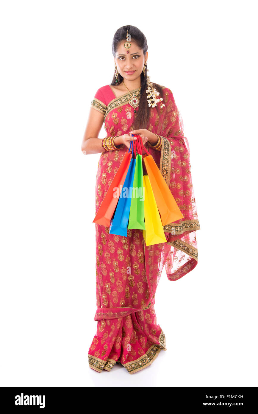 Niña en sari compras para el festival de Diwali, longitud completa se encuentran aisladas sobre fondo blanco de stock -