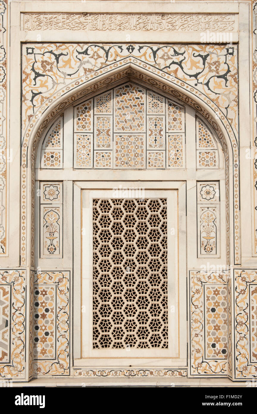 Agra, Utar Pradesh, India. Baby Taj. Celosía ventana tallada con pietra dura (KARI) parchin inlay y mármol. Foto de stock