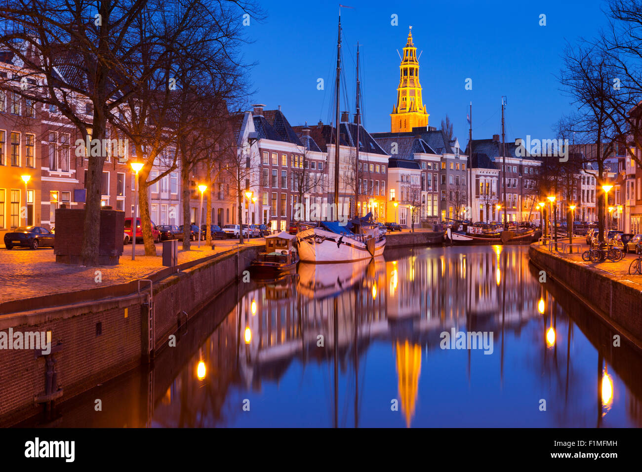 La ciudad de Groningen, en el norte de los Países Bajos, fotografiada por la noche. Foto de stock