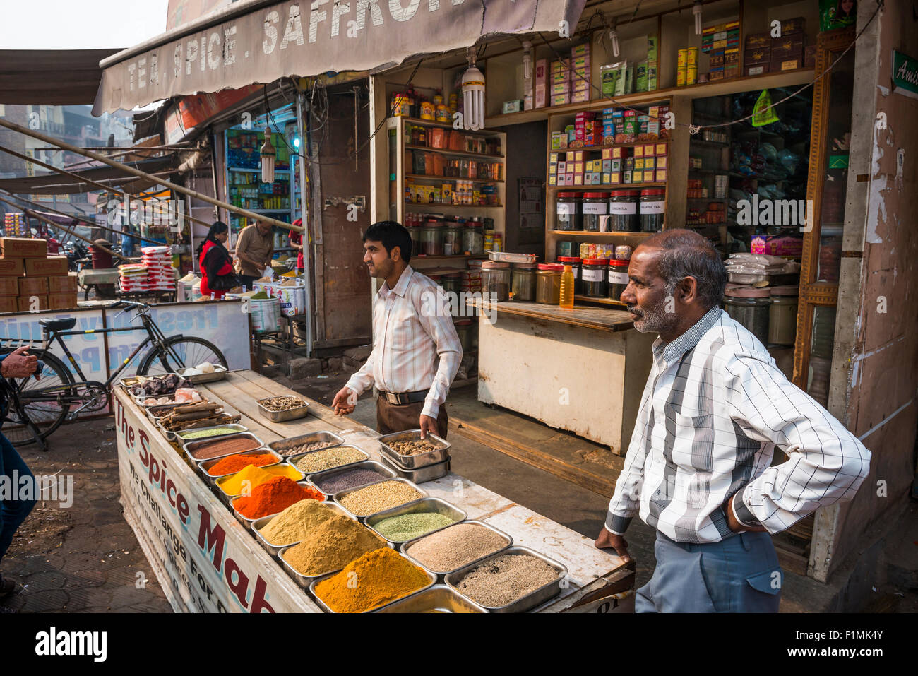 Tienda de especias cerca del bazar principal en Paharganj District de Nueva Delhi, India Foto de stock