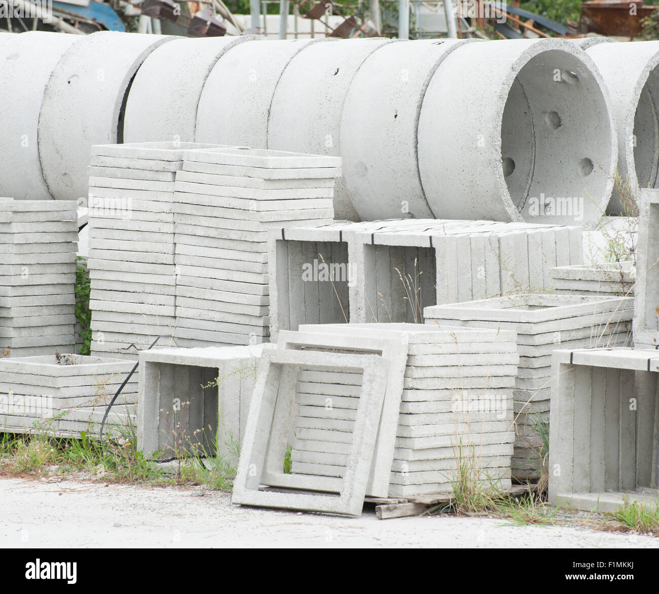 Depósito de hormigón prefabricado anillos para pozos y vertidos de aguas  Fotografía de stock - Alamy