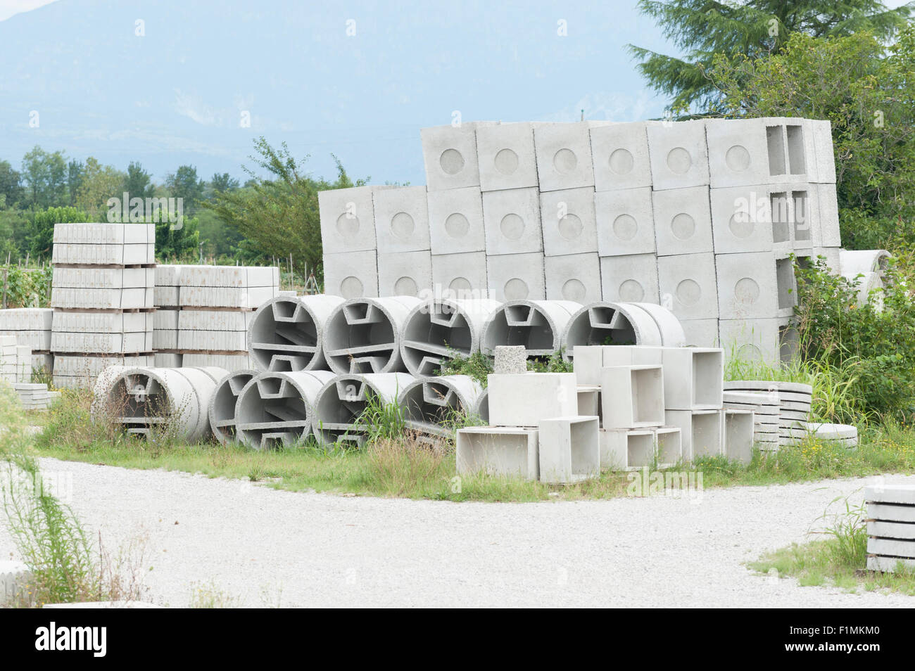 Depósito de prefabricados de hormigón para pozos y vertidos de aguas Foto de stock