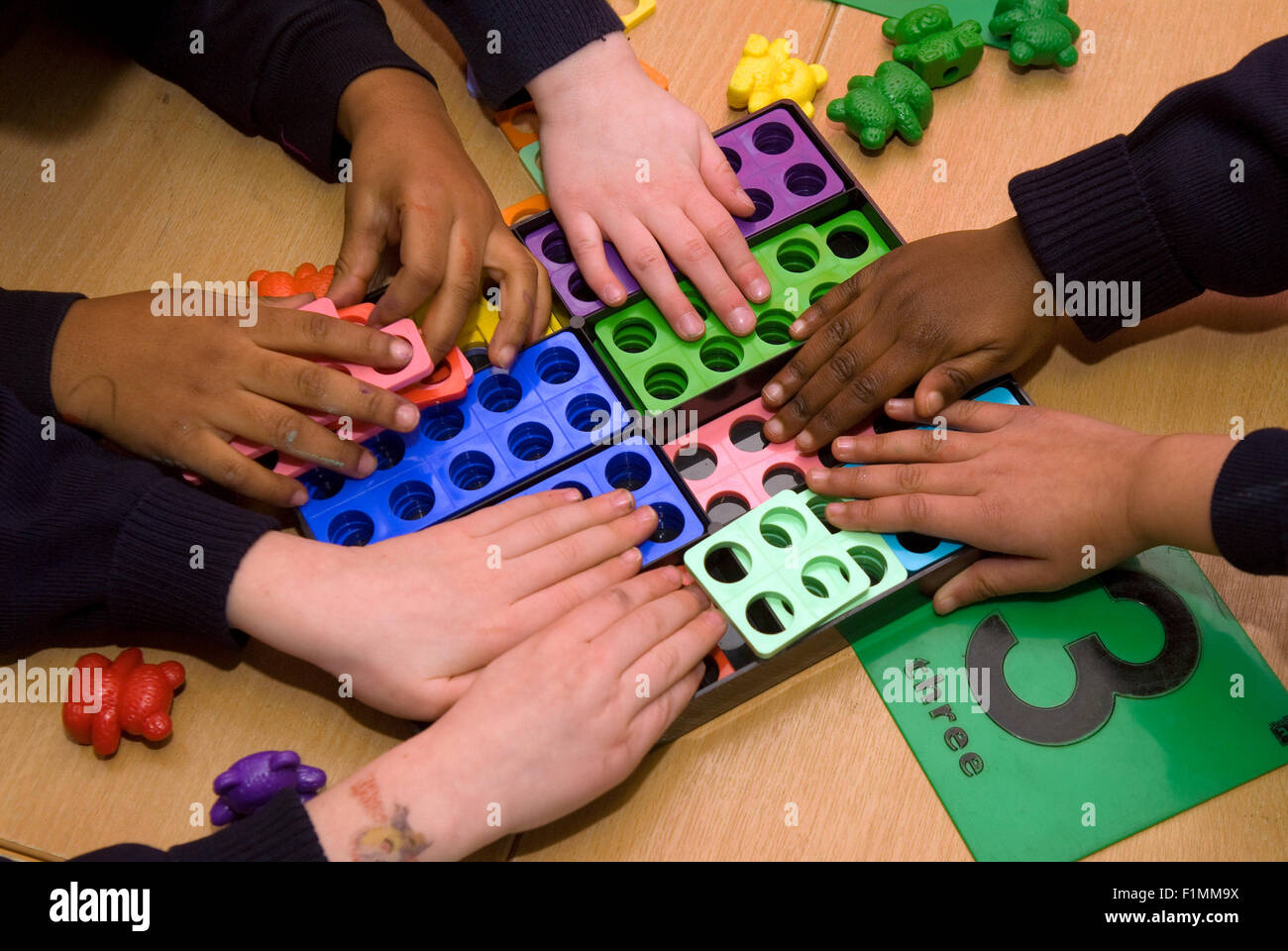 Alumno de la escuela primaria está jugando a un juego del número en el aula, Londres, Reino Unido. Foto de stock