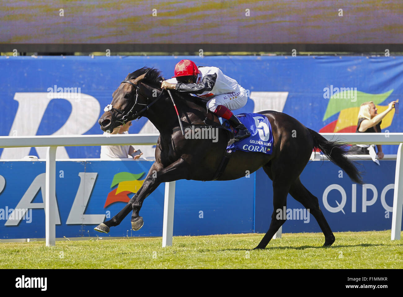 Día Coral-Eclipse en el Hipódromo de Sandown Park Featuring: Golden Horn, Frankie Dettori donde: Esher, Reino Unido cuando: 04 Jul 2015 Foto de stock