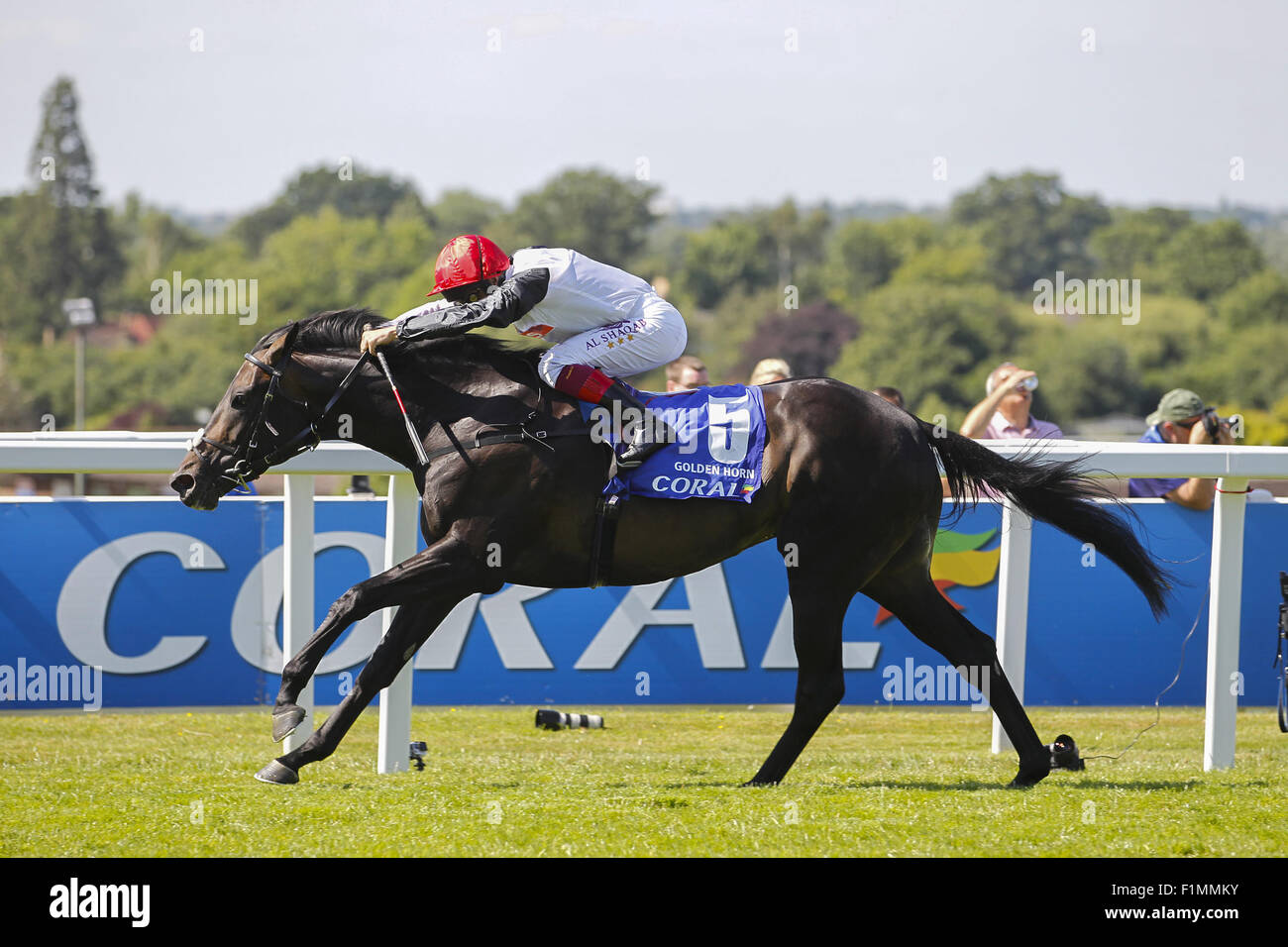 Día Coral-Eclipse en el Hipódromo de Sandown Park Featuring: Golden Horn, Frankie Dettori donde: Esher, Reino Unido cuando: 04 Jul 2015 Foto de stock