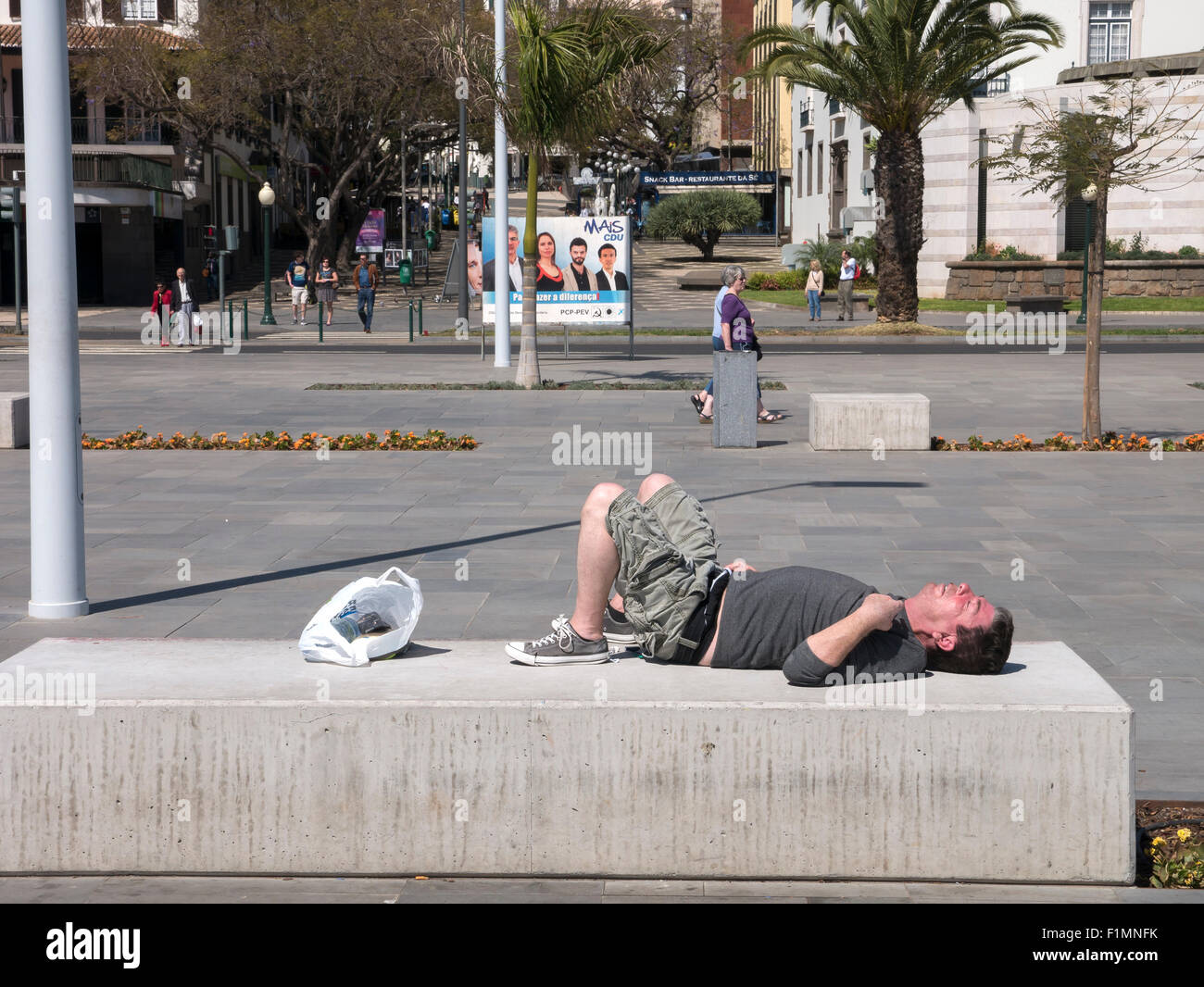 Hombre descansando sobre bloques de hormigón, Funchal, Madeira, Portugal Foto de stock