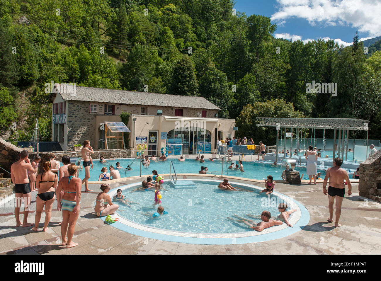 Los baños termales calientes "Bains de Saint-Thomas' en el valle del Têt,  Pirineos Orientales Fotografía de stock - Alamy