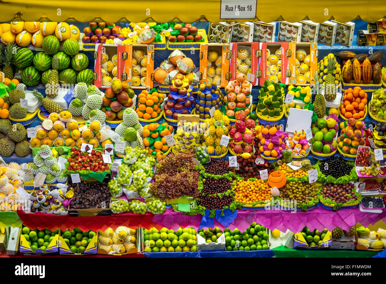 Colorido stand de fruta fresca en el tradicional Mercado Municipal (Mercado Municipal), o Mercadao, en Sao Paulo, Brasil. Foto de stock