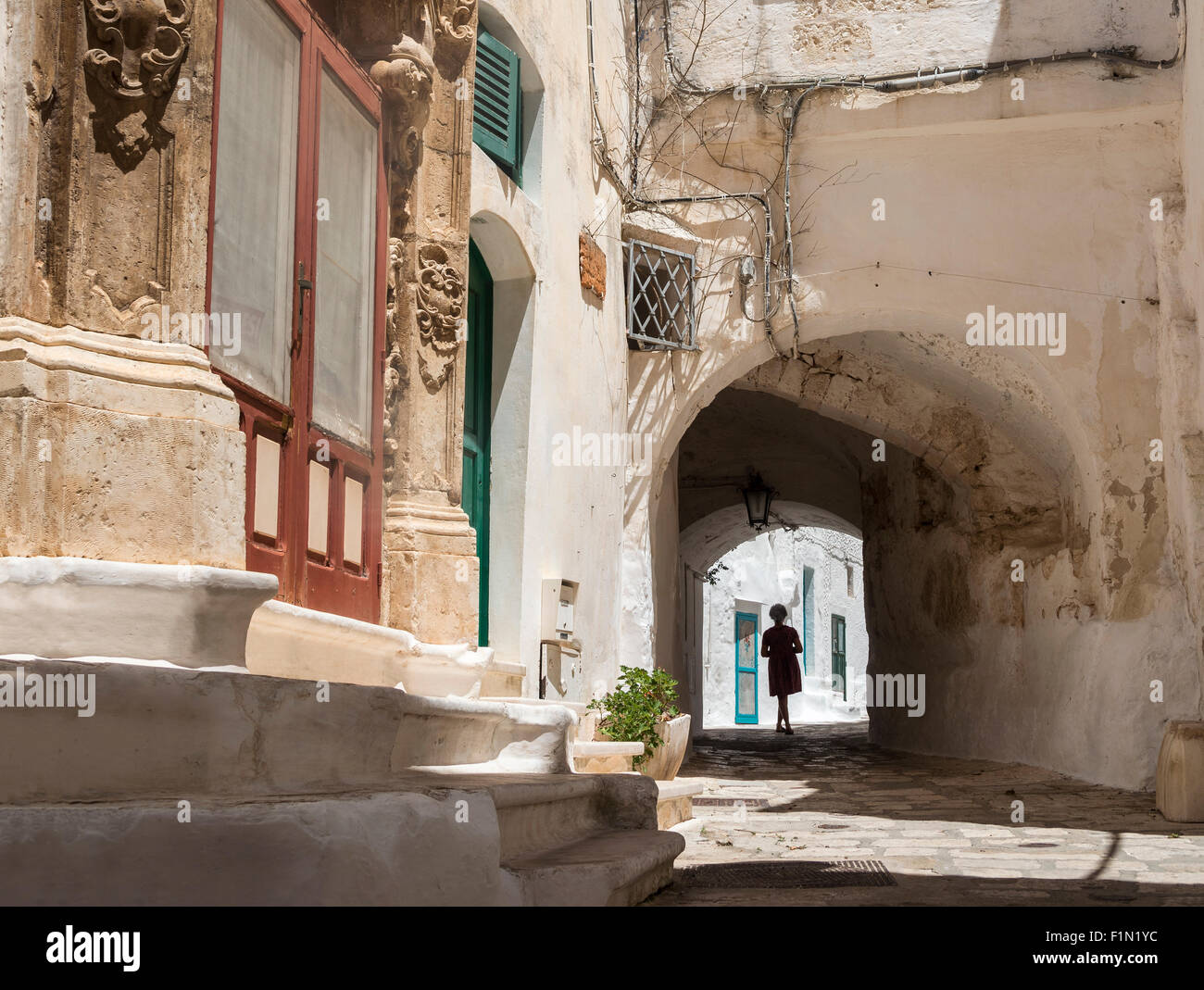 Su portada barroca y las callejuelas estrechas en Ostuni, Puglia, Italia Foto de stock