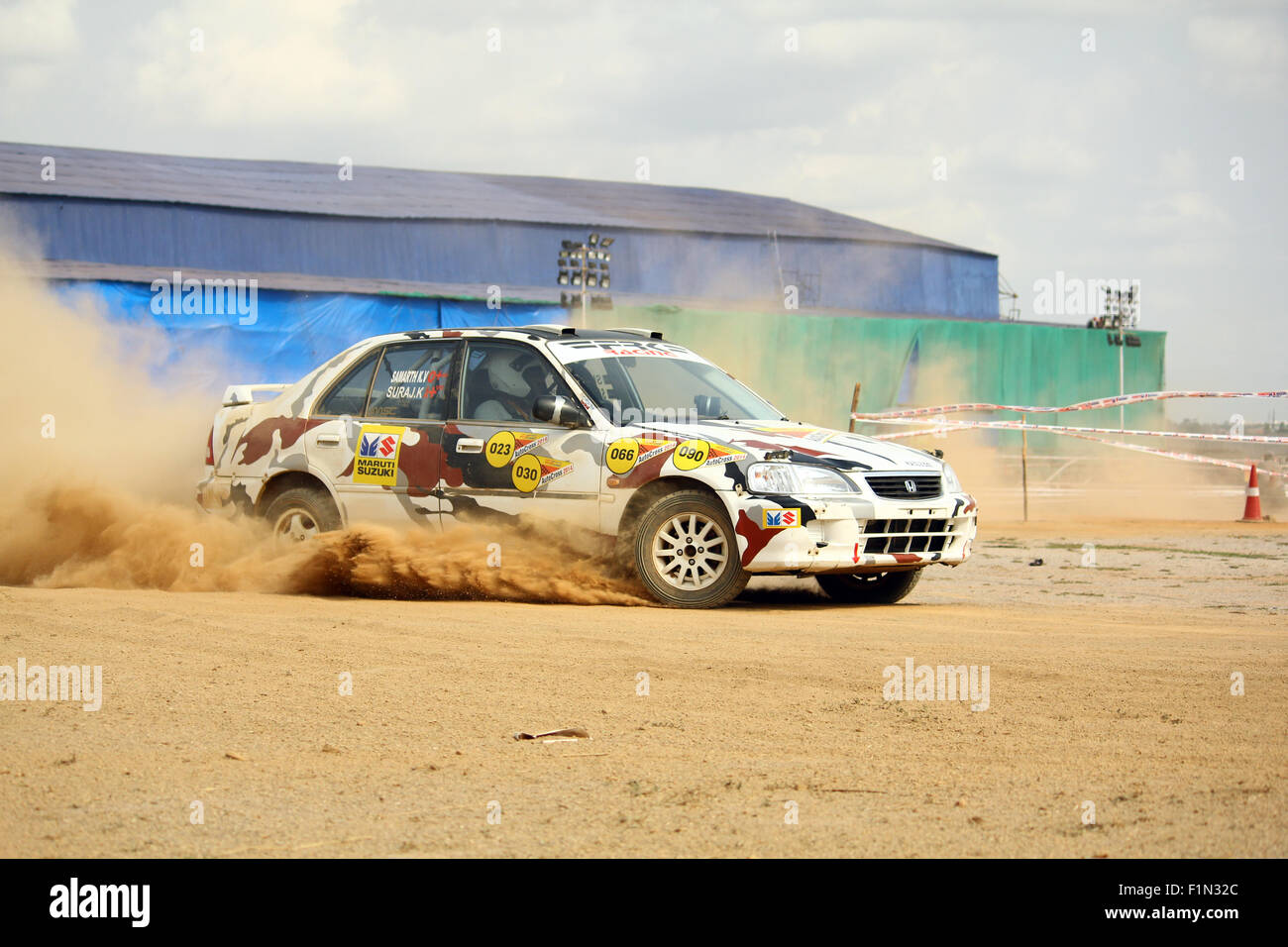 Coches deriva en lodo al Autocross 2014, Bangalore, India Foto de stock