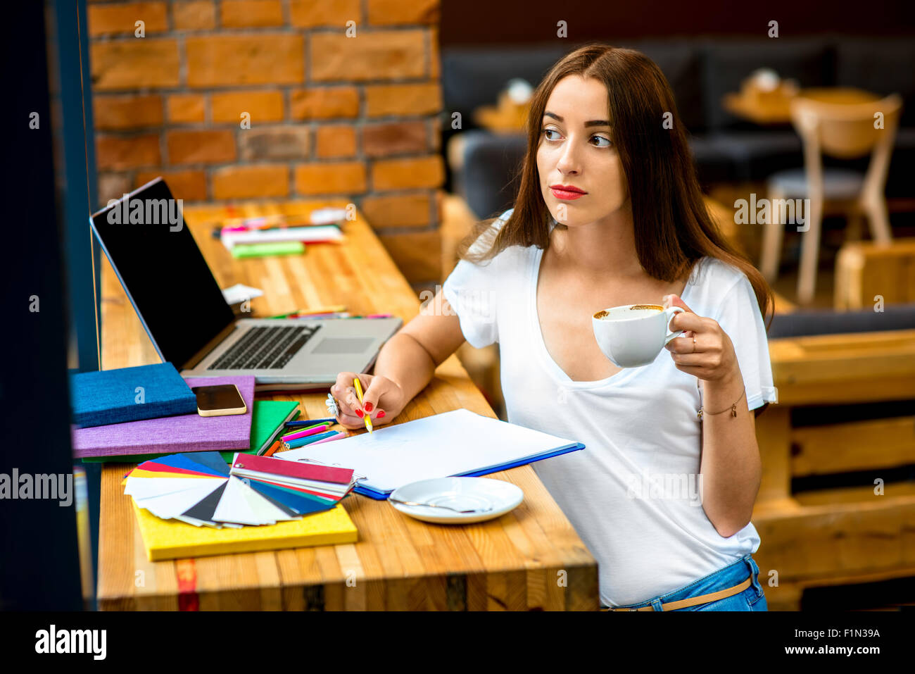 Trabajar o estudiar en la cafetería Foto de stock