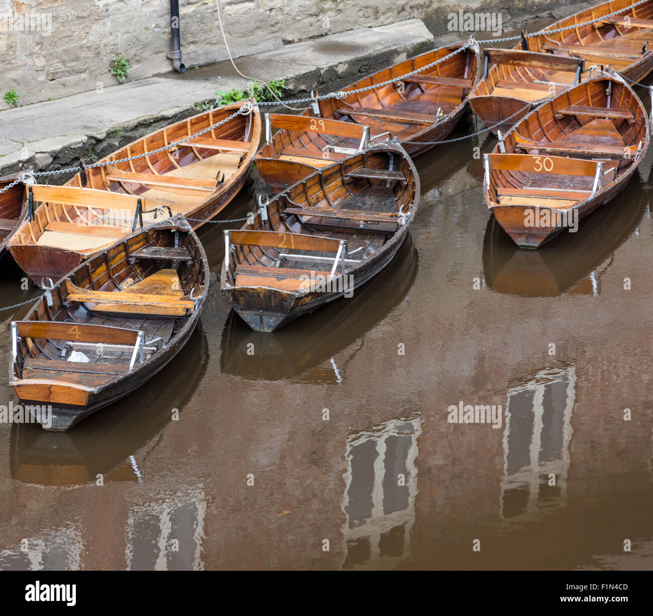 Alquiler de botes de remo en el río desgaste, Durham, Inglaterra, Reino Unido. Vista desde el puente de carretera Leazes con refleja la construcción Foto de stock