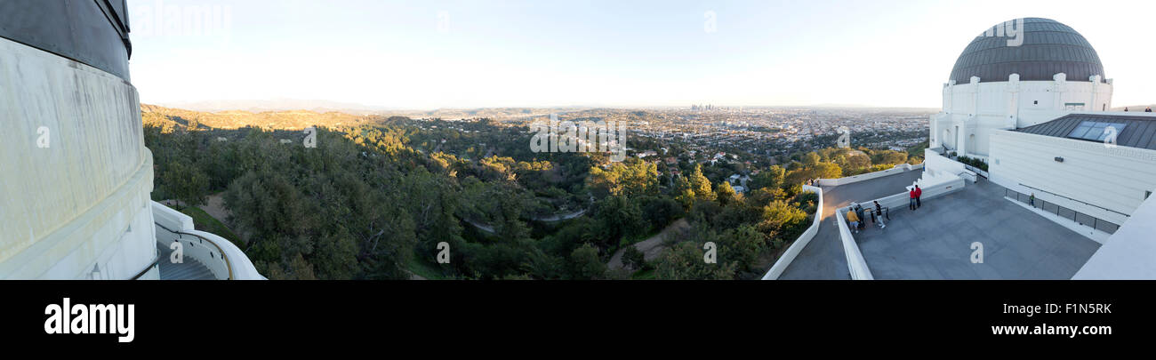 Panorámica tomada desde el Observatorio Griffith, Los Ángeles. Mostrando algunos de los edificio, Griffith Park, Hollywood Hills Foto de stock