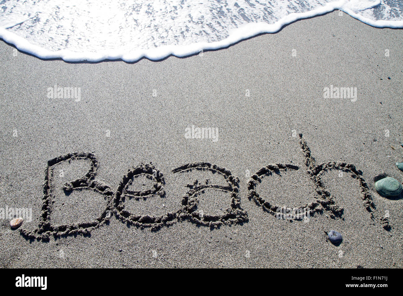 Palabras escritas en el Pebble Beach, natural de fondo Foto de stock