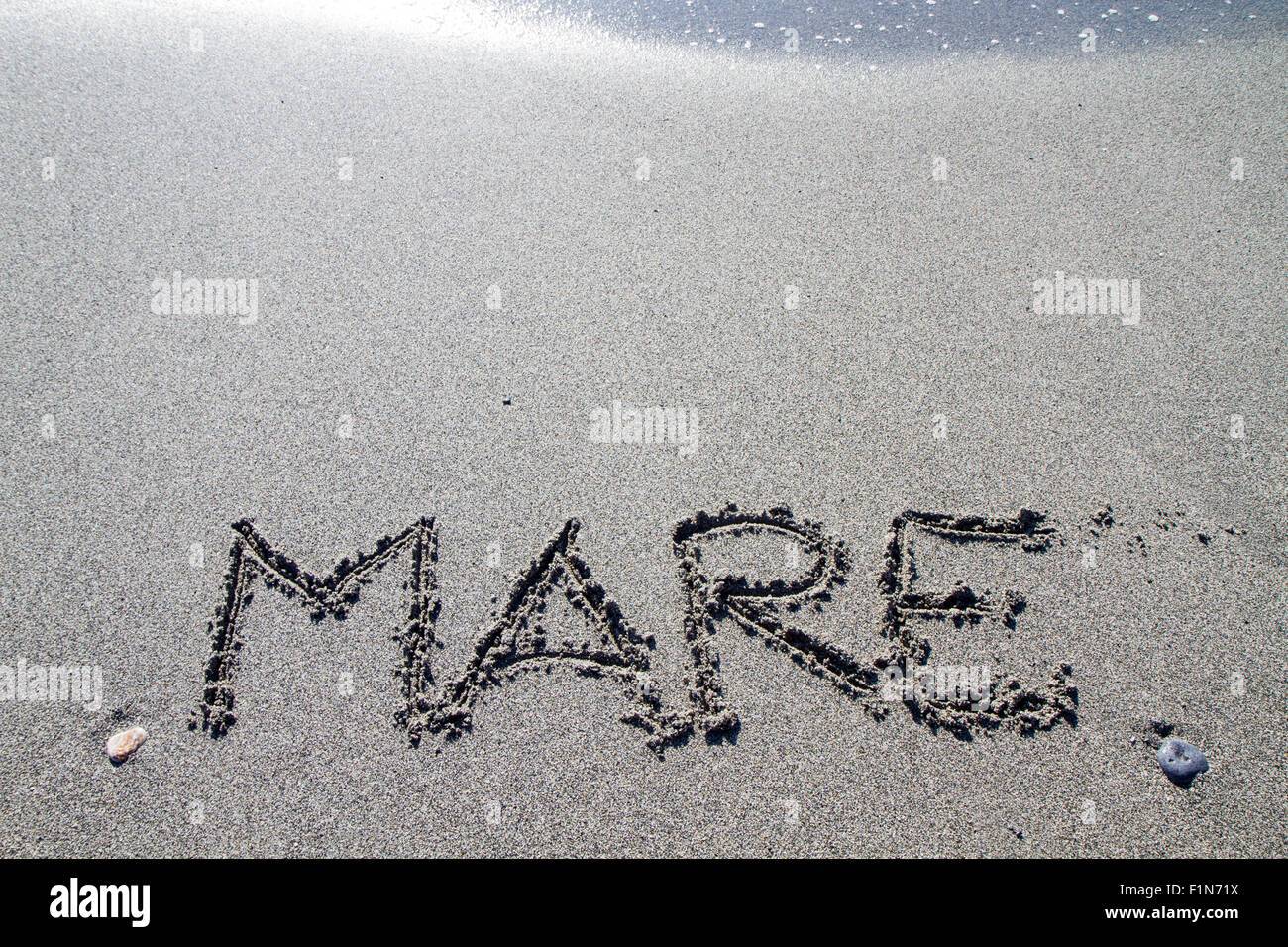 Palabras escritas en el Pebble Beach, natural de fondo Foto de stock