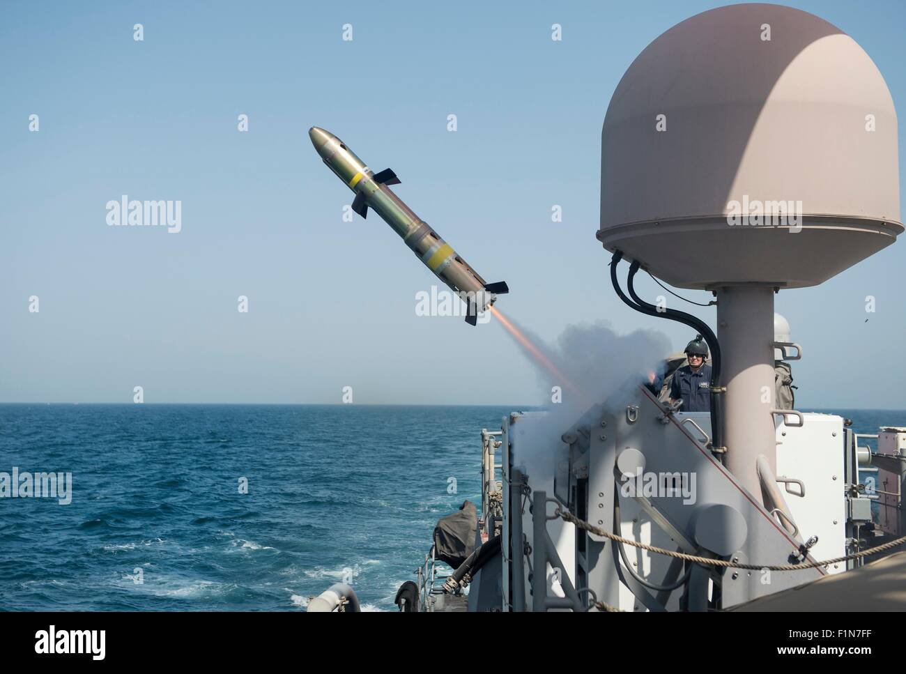 Buques de patrulla costera de la Marina estadounidense USS Firebolt dispara un misil Griffin durante una prueba de aptitud y el fuego el 28 de junio de 2015, en el Mar Arábigo. Foto de stock