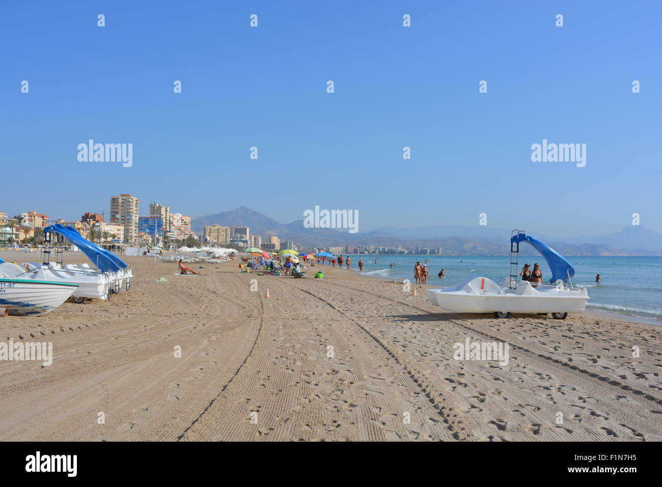 Velomares para alquilar en la playa en El Campello, Alicante, España. Vista a la playa por la mañana temprano a finales de agosto. Foto de stock
