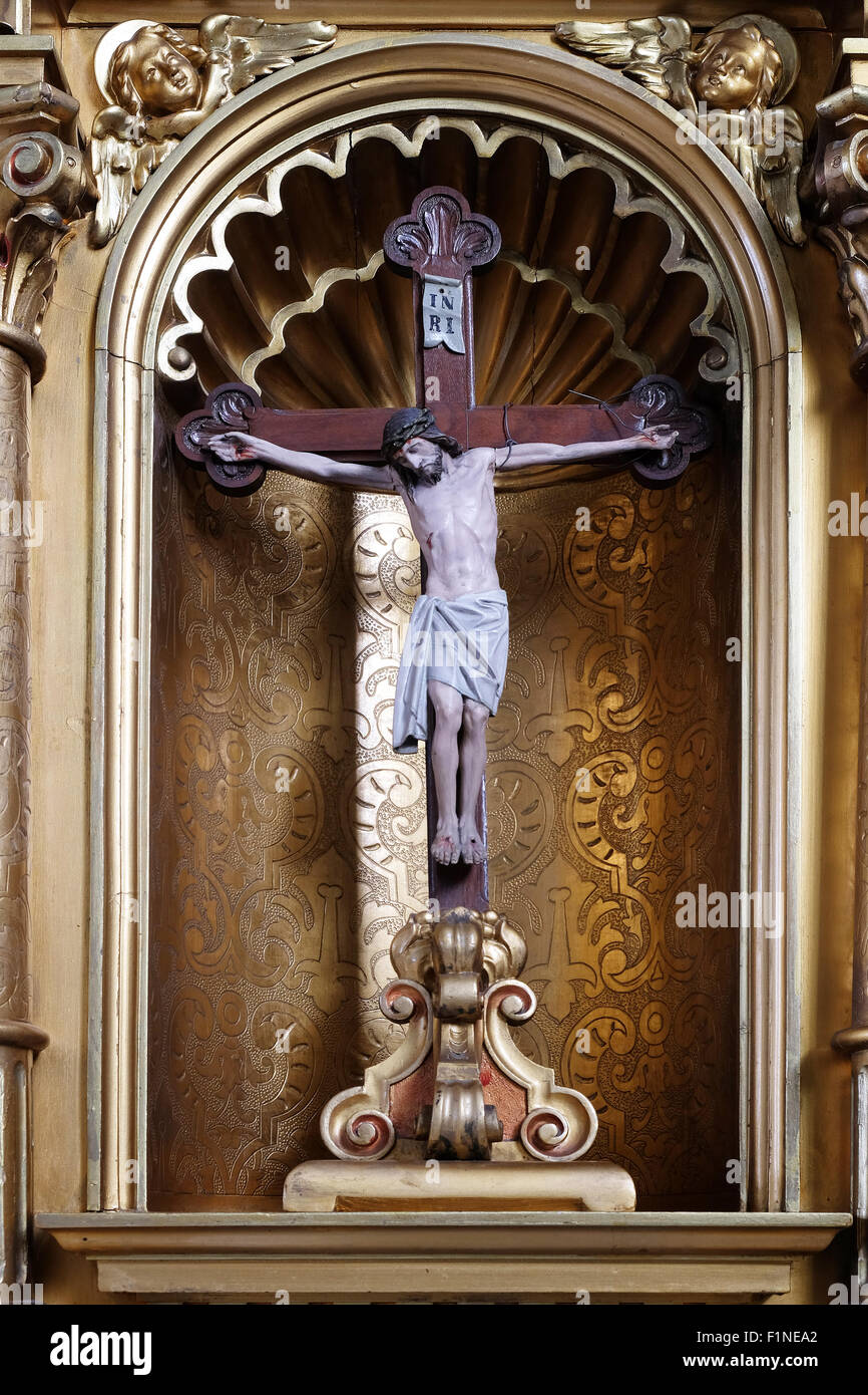 Cruz en el altar de la Basílica del Sagrado Corazón de Jesús, en Zagreb, Croacia, el 28 de mayo de 2015 Foto de stock