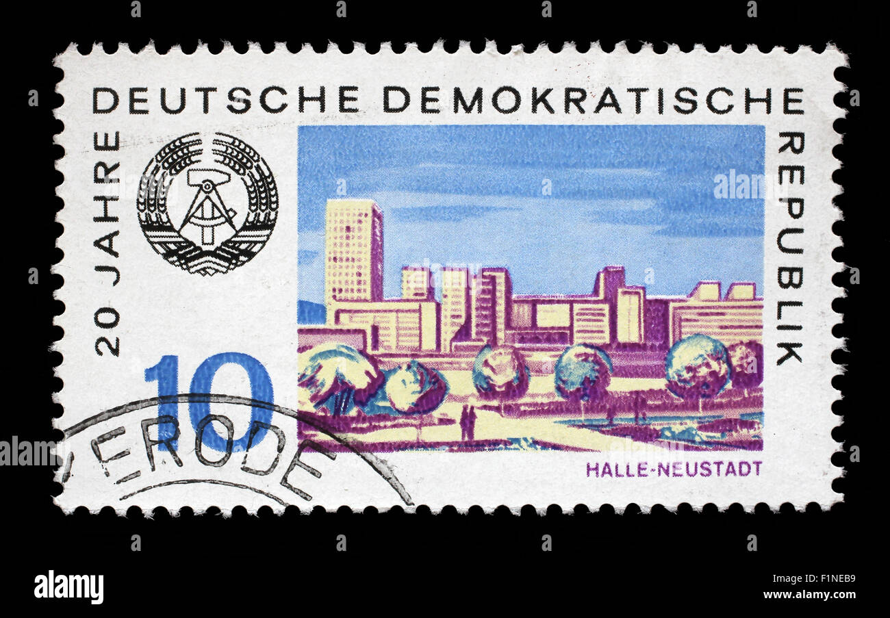 Sello impreso en RDA muestra la vista de Halle Neustadt, circa 1969 Foto de stock