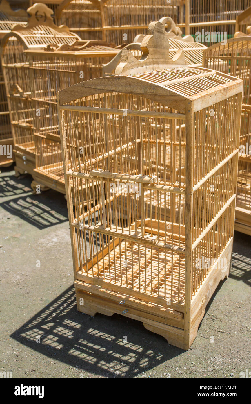 Jaulas de madera para pájaros en el mercado Pasar Ngasem en Yogyakarta,  Java, Indonesia Fotografía de stock - Alamy