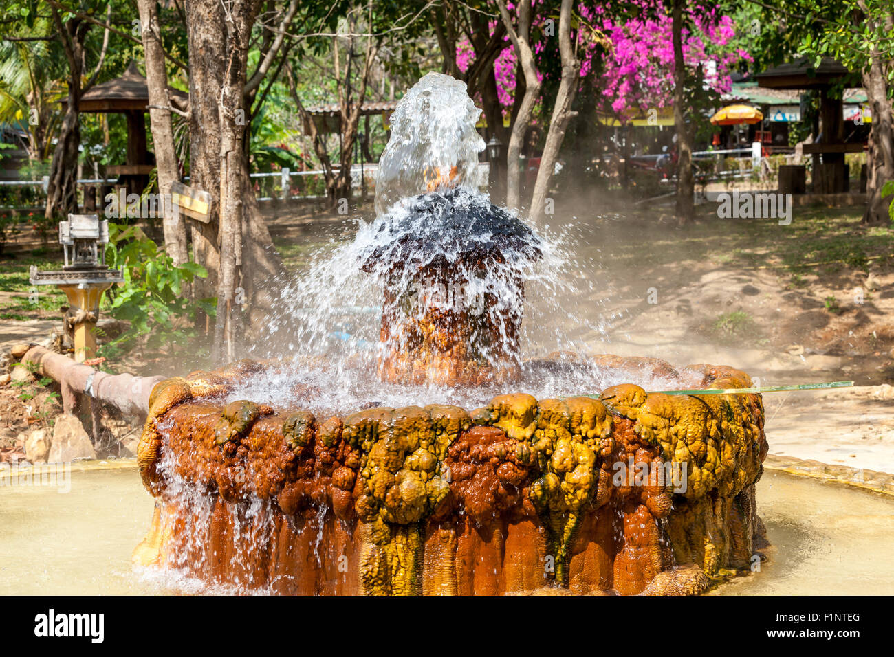 Esta fuente de agua caliente en el corazón de Tailandia tiene una temperatura de 90 grados Foto de stock