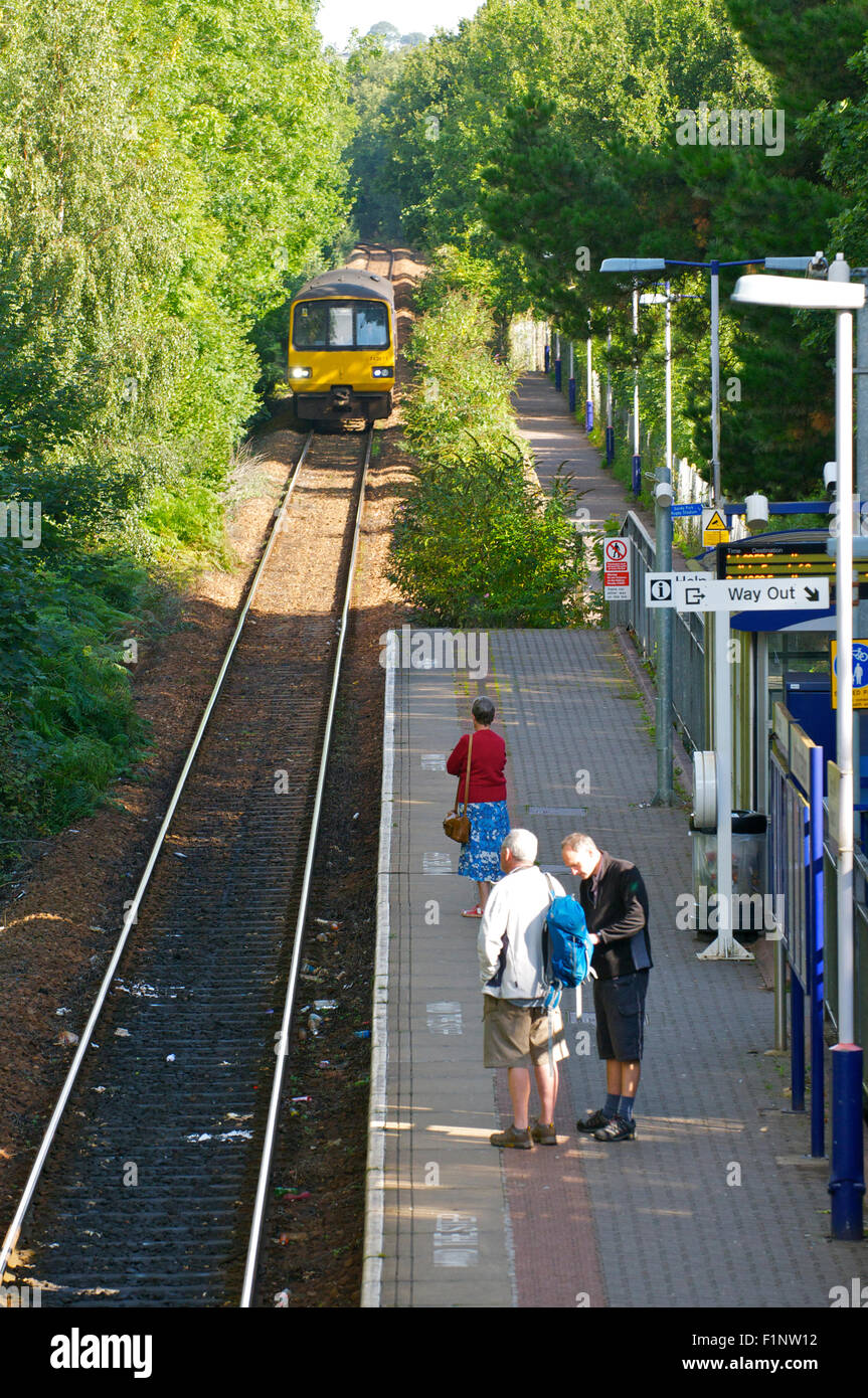 Tren que llega a una estación de cercanías, Devon, Reino Unido Foto de stock
