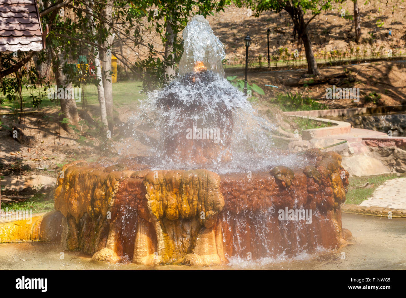 Esta fuente de agua caliente en el corazón de Tailandia tiene una temperatura de 90 grados Foto de stock