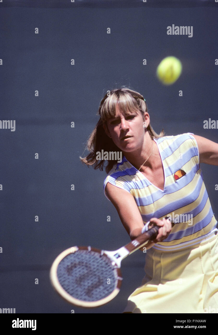 Chris Evert en acción al Clairol Crown torneo de tenis en la Costa Resort en Carlsbad, California, en abril de 1981. Foto de stock