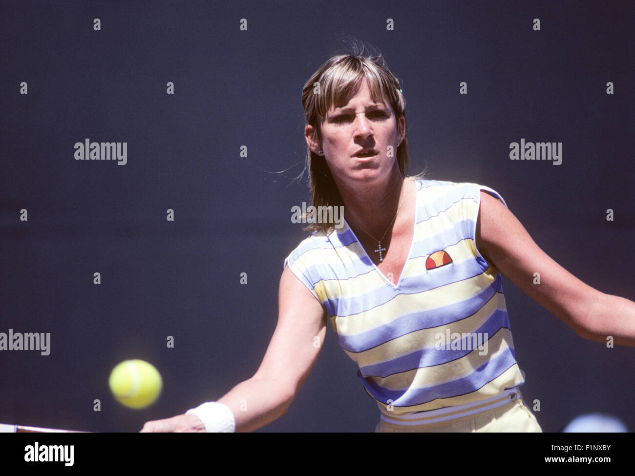 Chris Evert en acción al Clairol Crown torneo de tenis en la Costa Resort en Carlsbad, California, en abril de 1981. Foto de stock