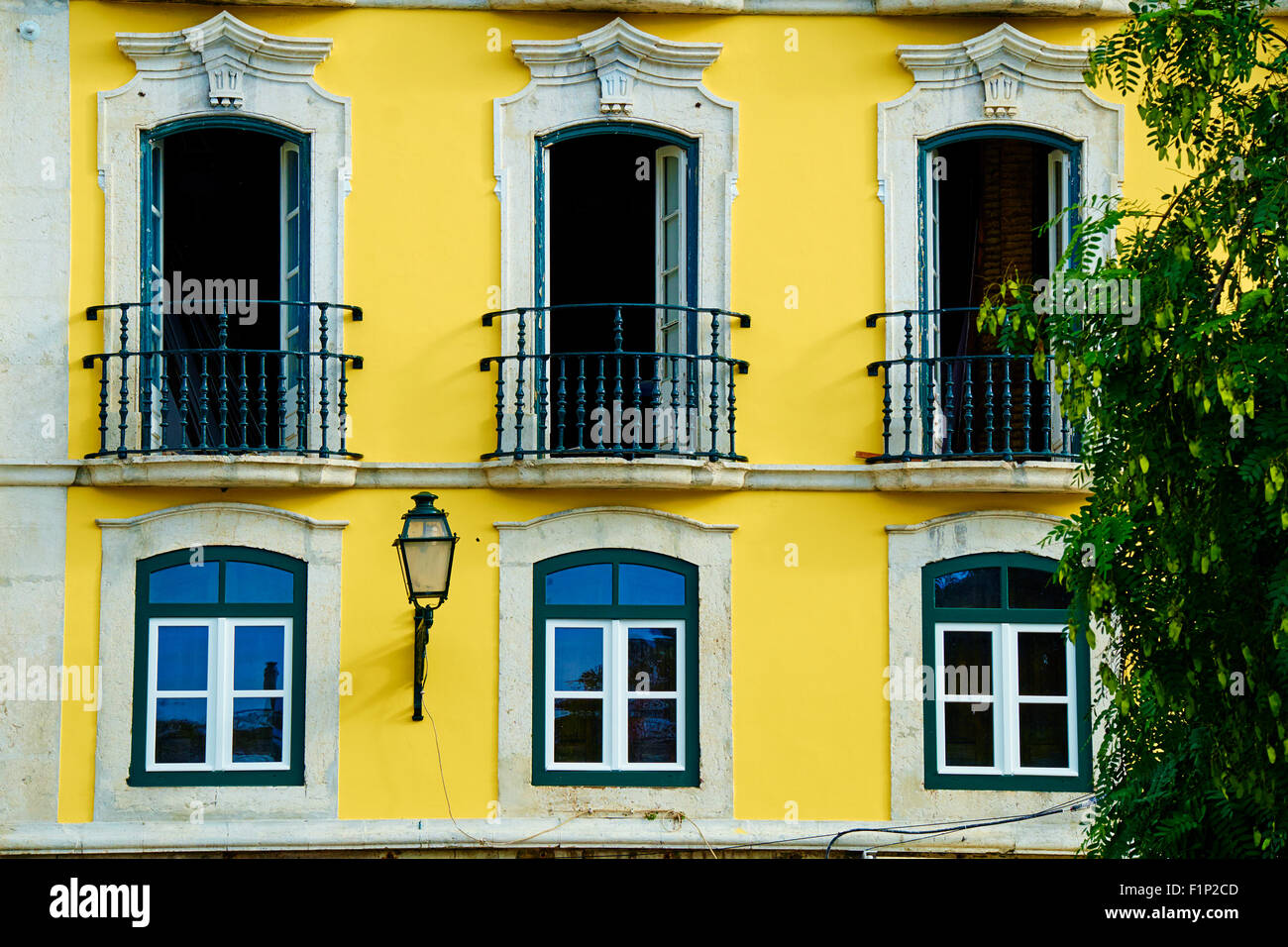 Portugal, Lisboa, edificio frente sobre la calle rua Cais de Santarem Foto de stock